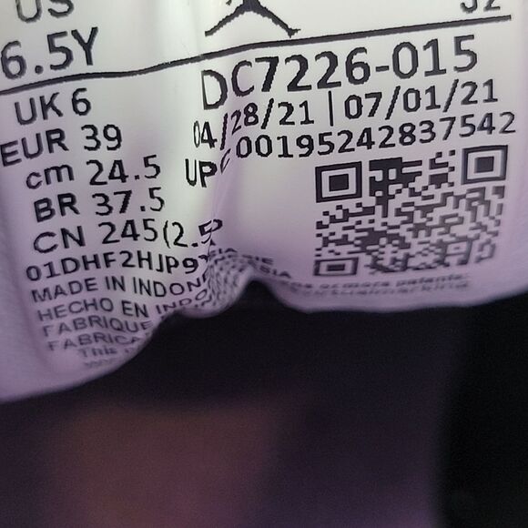 Nike Air Jordan 1 Mid SE Lilac Plaid GS Size 6.5Y (8W) DC7226-015 - Picture 9 of 9